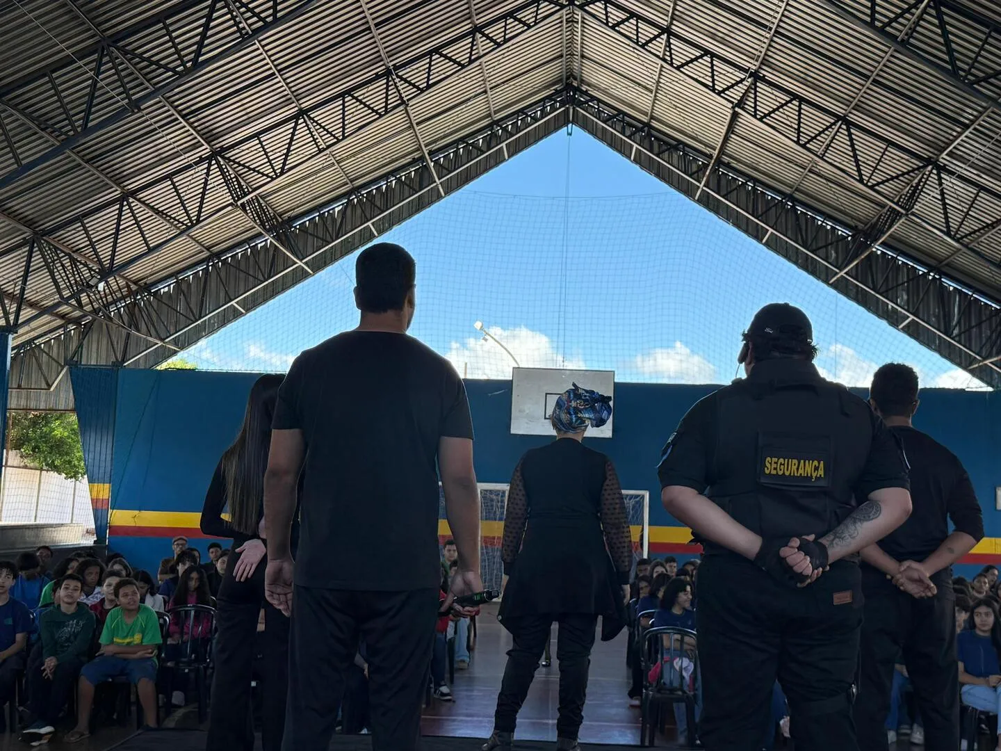Elenco no palco visto dos bastidores